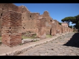 03580 ostia - region i - regio i - insula iv - botteghe (i,iv,1) (opus mixtum) - via dei balconi - ladenfront ri nordosten - 06-2024.jpg